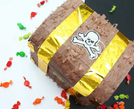 Piňata truhlica s pokladom, veľkosť 30x25x34 cm