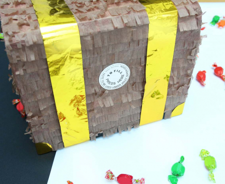 Piňata truhlica s pokladom, veľkosť 30x25x34 cm